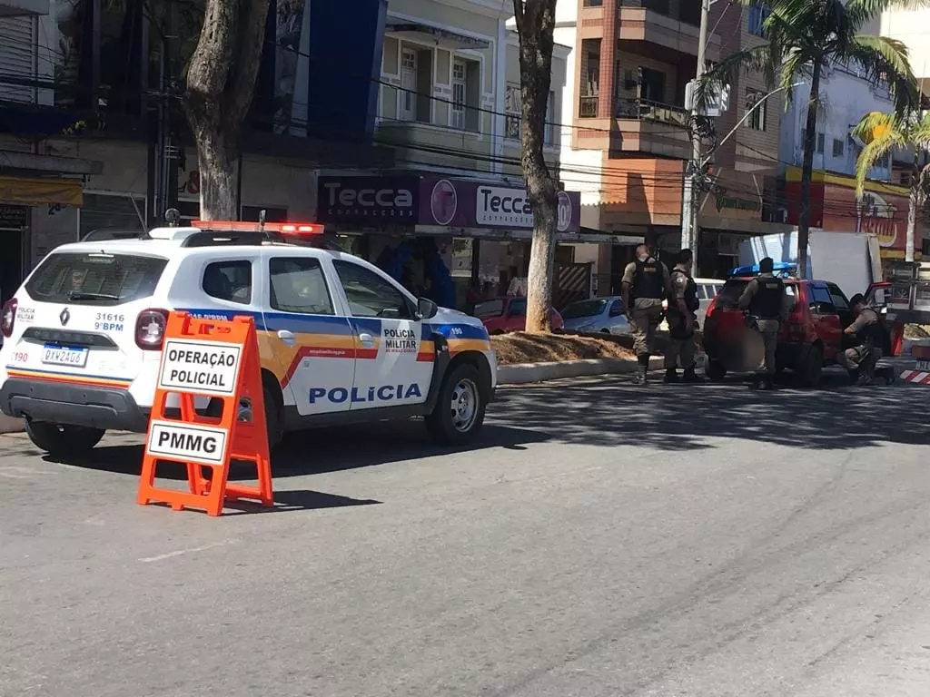 Dupla é presa por tráfico de drogas durante blitz da Polícia Militar no Centro de Santos Dumont